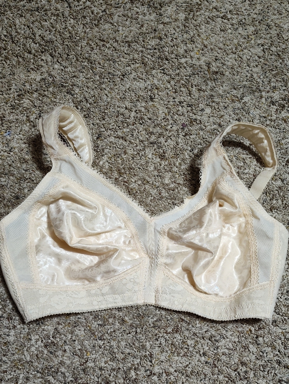 5/$25 SALE Playtex Soft Cup Unlined Wire-free Size 36D Lace Bra in Beige Cream